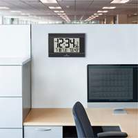Horloge murale numérique à réglage automatique avec rétroéclairage automatique, Numérique, À piles, Noir OR501 | O-Max
