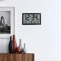 Horloge murale géante étroite à réglage automatique, Numérique, À piles, Blanc OR503 | O-Max